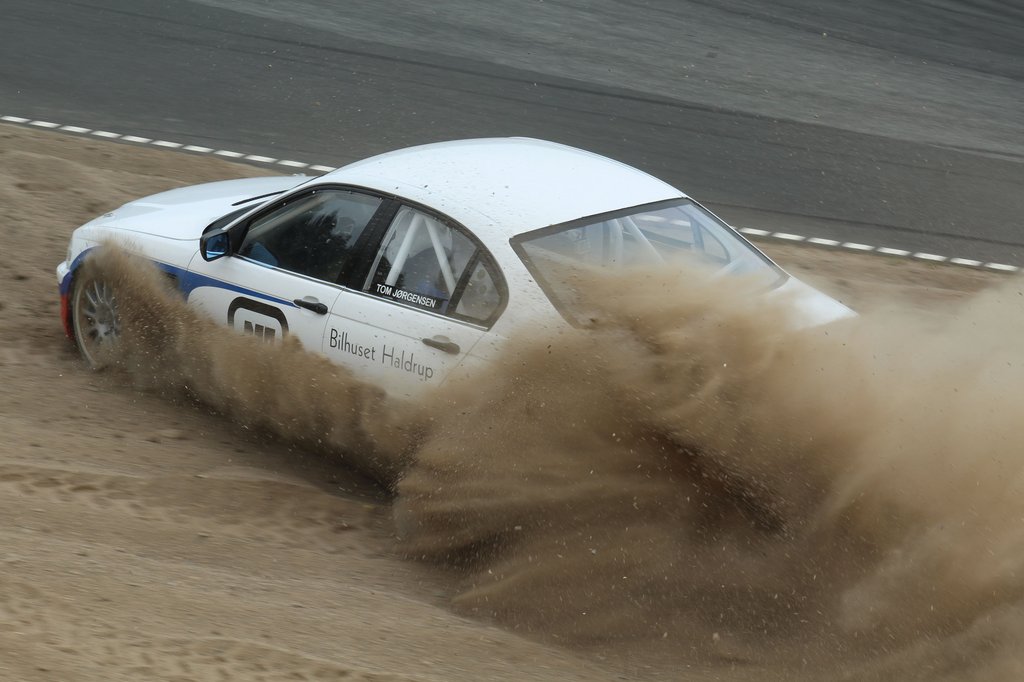 Tom Jørgensen har måske ambitioner omkring Rallycross. I det første heat (billede) fik han selv kørt sig fri af sandet igen, mens han måtte have hjælp fra en gummiged i heat 2.
(Foto: JJ Media)